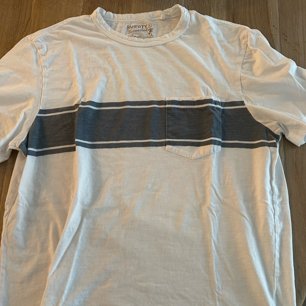 Men’s tshrit Faherty size Large